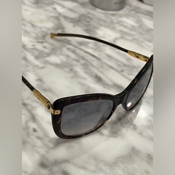 Louis Vuitton Sunglasses- tortoise design folds two ways - Picture 5 of 7